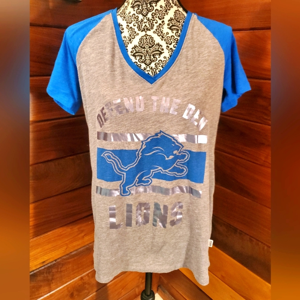 Victoria's Secret Pink Detroit lions T shirt Medium Runs Large Defend the Den